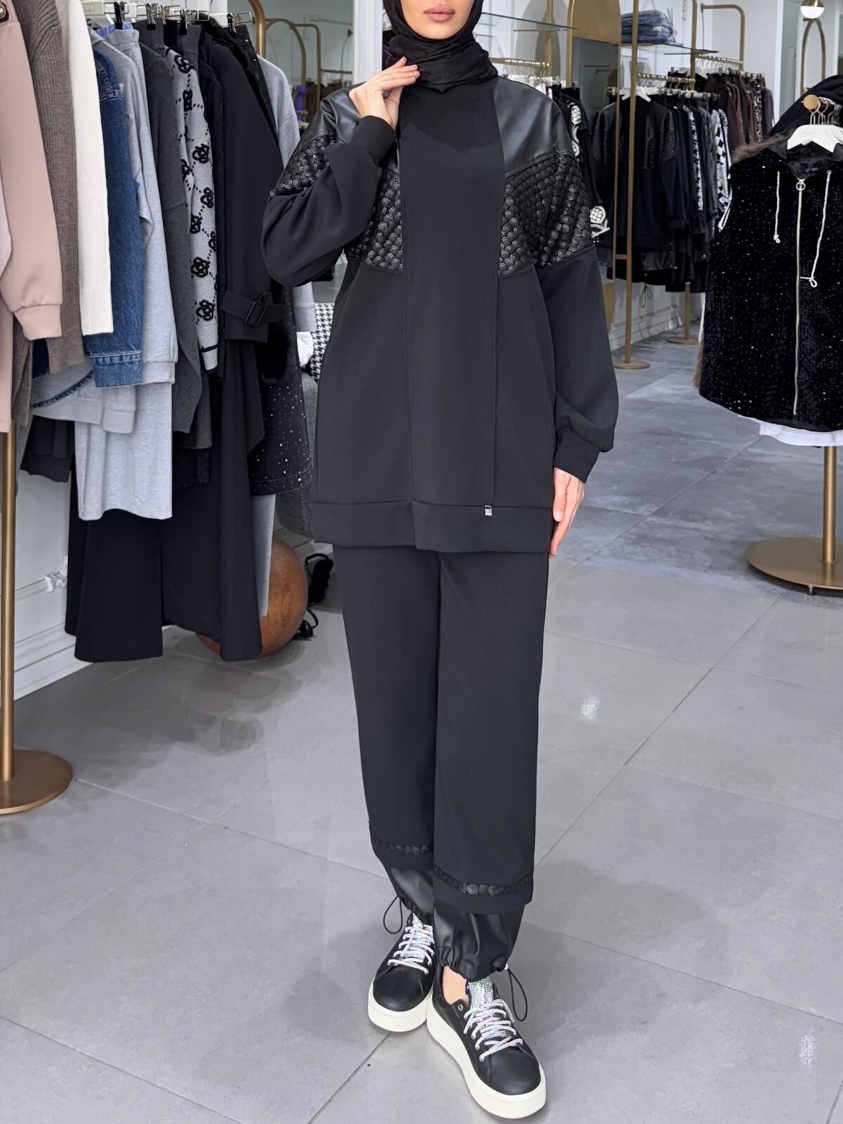 DERİ PUL DETAYLI TAKIM SİYAH