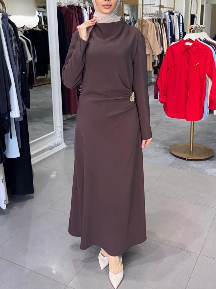BROŞ DETAYLI ELBİSE KAHVE