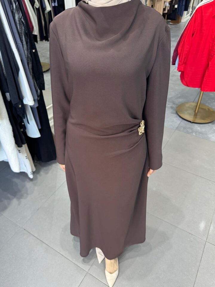 BROŞ DETAYLI ELBİSE KAHVE