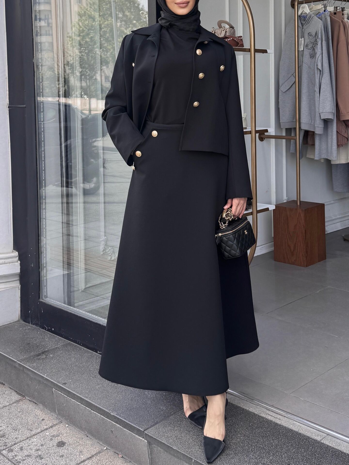 GOLD DÜĞME DETAYLI ETEKLİ TAKIM SİYAH